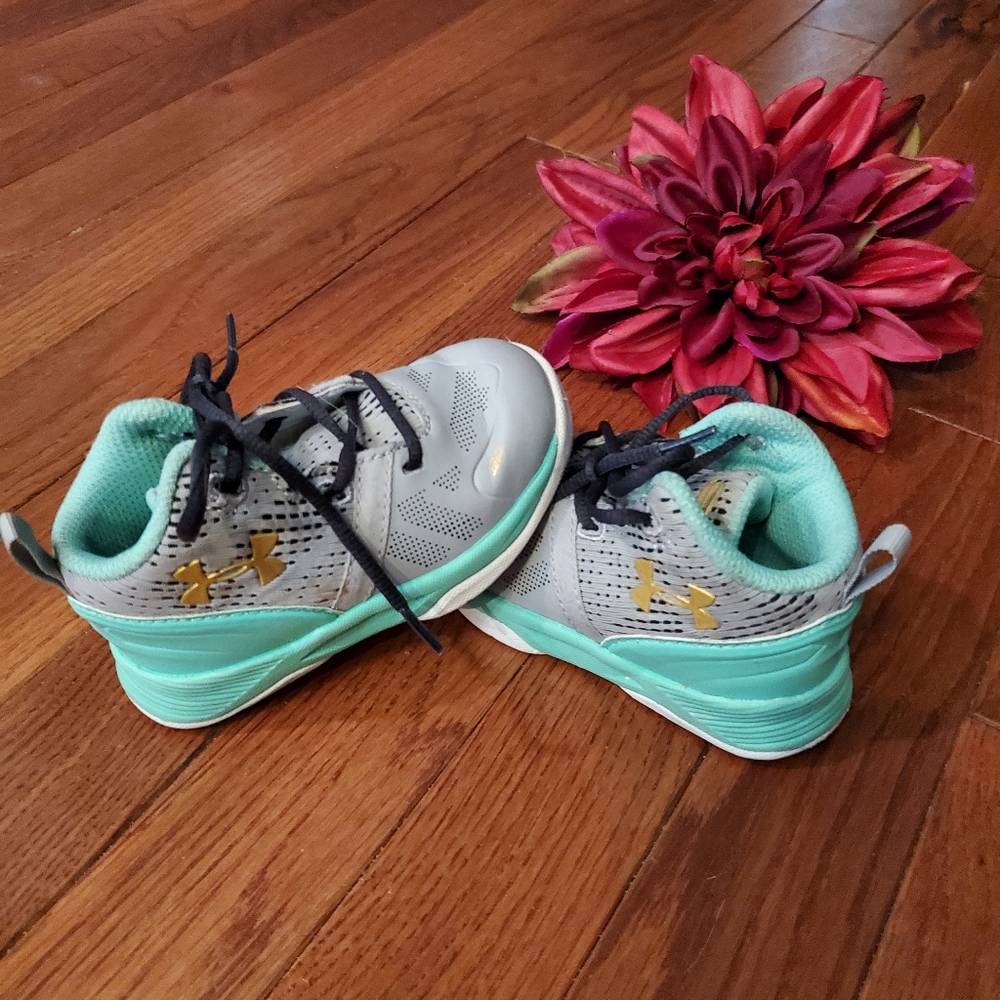 Like New Under Armour Boys Shoes Size 5K